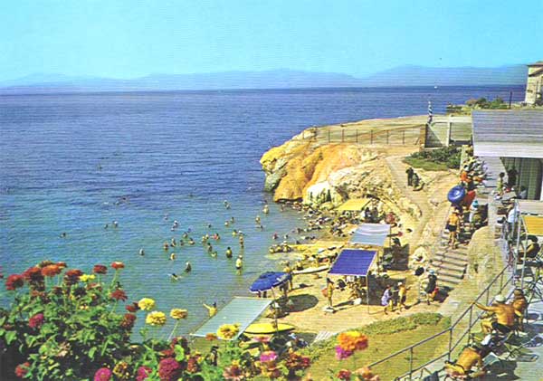 Aedipsos Spa Beach: Yellow colored sulfureous rocks and underwater warm springs